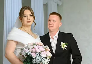 «В школе мы встречались месяц, а потом разбежались». Свадебная пара недели в Бобруйске