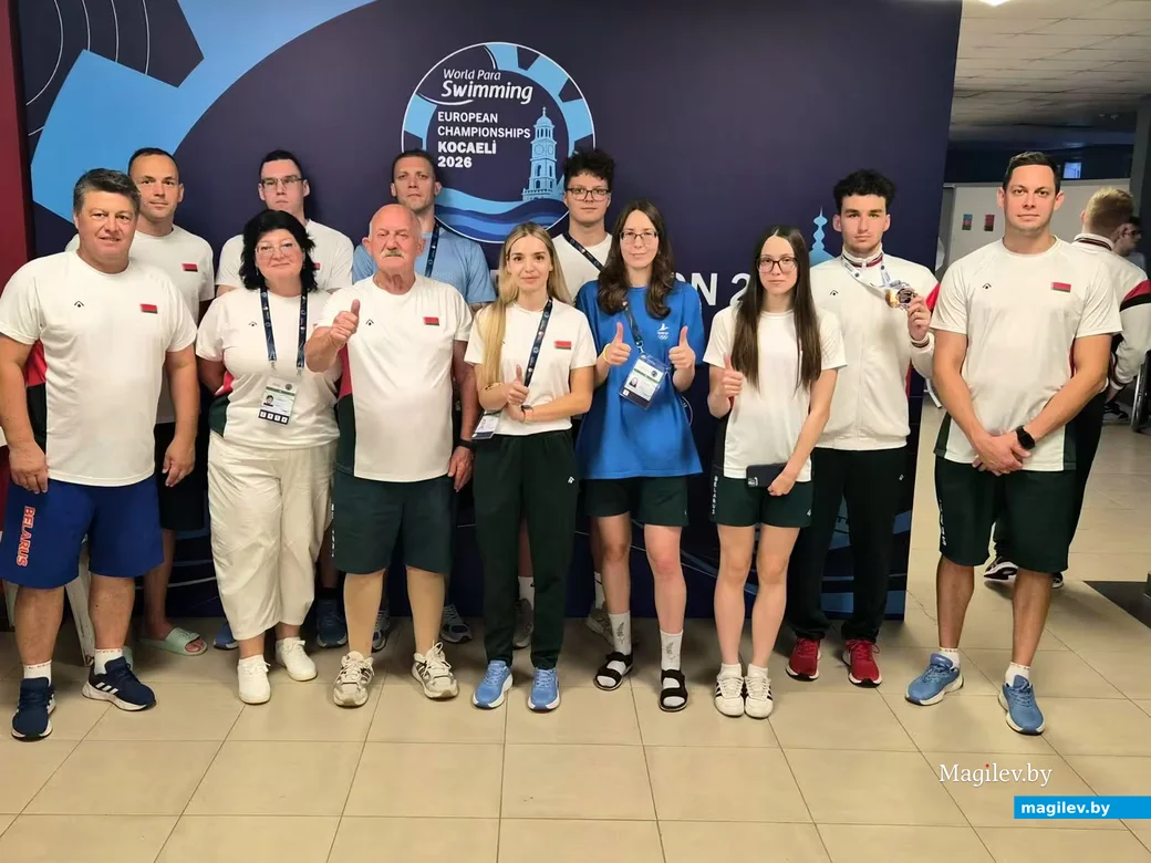 Сборная Беларуси в Турции на чемпионате Европы по паралимпийскому плаванию. Второй справа