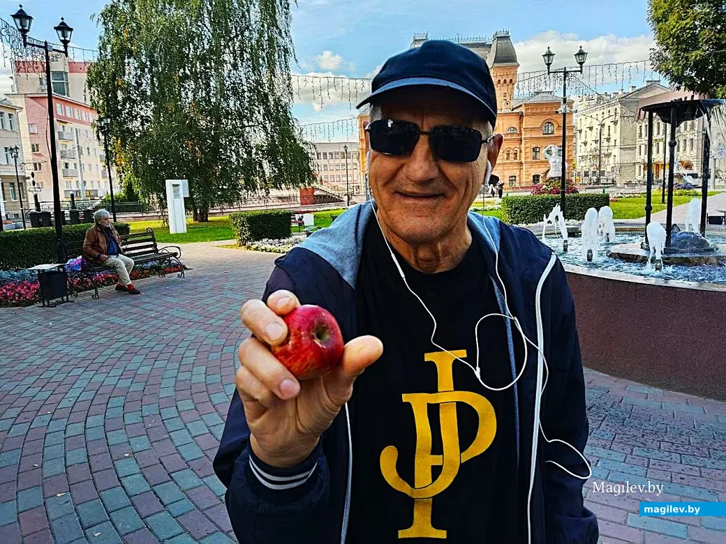 13.09.2026, Могилев, Театральный сквер. Володя Морозов желает вам всего наилучшего.