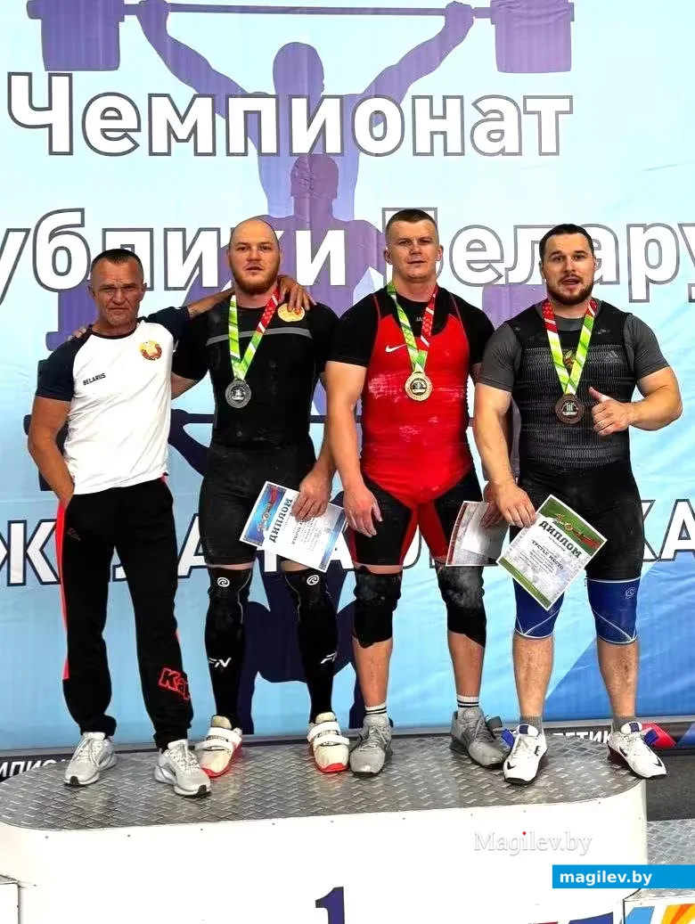 Александр Мурашко с Юлианом Курловичем на пьедестале чемпионата Беларуси  – 2026. Фото СДЮСШОР