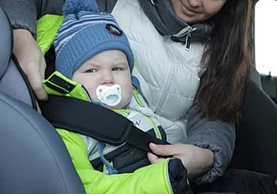 Родители спешат: в ГАИ назвали главную ошибку при перевозке детей