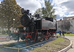 Могилевский паровоз-памятник установили напротив ж/д вокзала. Фотофакт
