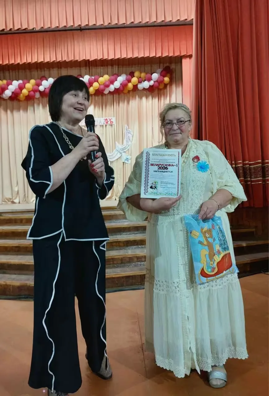 Любовь Иосифовна Шушляникова (справа) на творческом конкурсе людей с инвалидностью