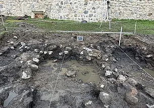 Белорусские археологи обнаружили фундаменты древнего моста в Кревском замке