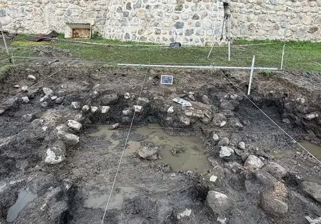 Белорусские археологи обнаружили фундаменты древнего моста в Кревском замке