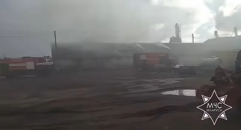 26 сентября 2026 года. Пожар на складе в агрогородке Ковали. Кадр видео МЧС.