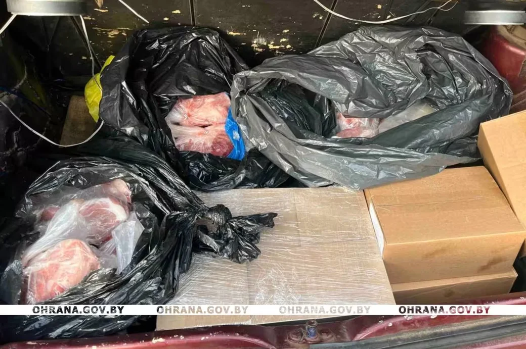 В багажнике нашли более 35 кг мясных полуфабрикатов, свыше 7 кг сыра и 11,5 кг сливочного масла.