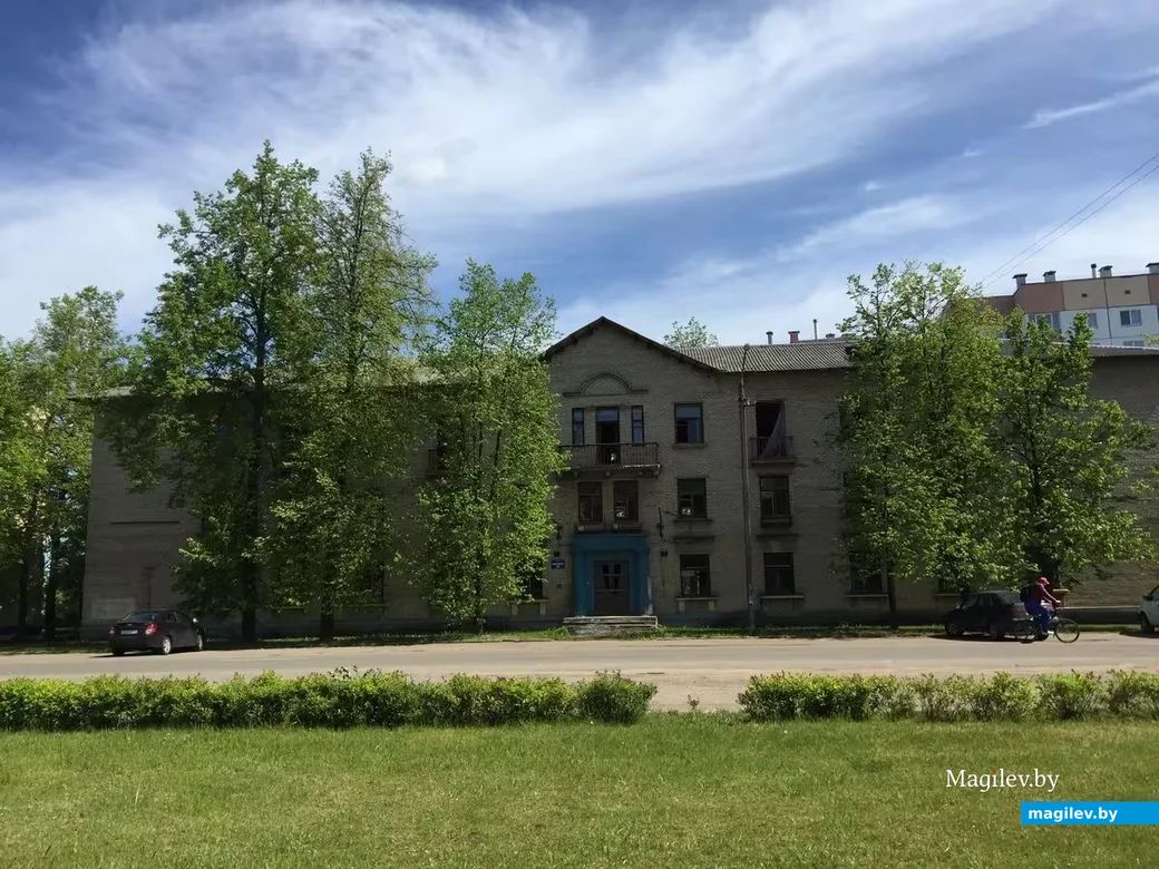 Май 2020. На месте общежития (в прошлом офицерской гостиницы) по улице Ковзана когда-то