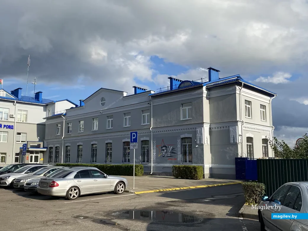 В правом крыле здания районной милиции (первый этаж) когда-то размещался персонал Бобруйской