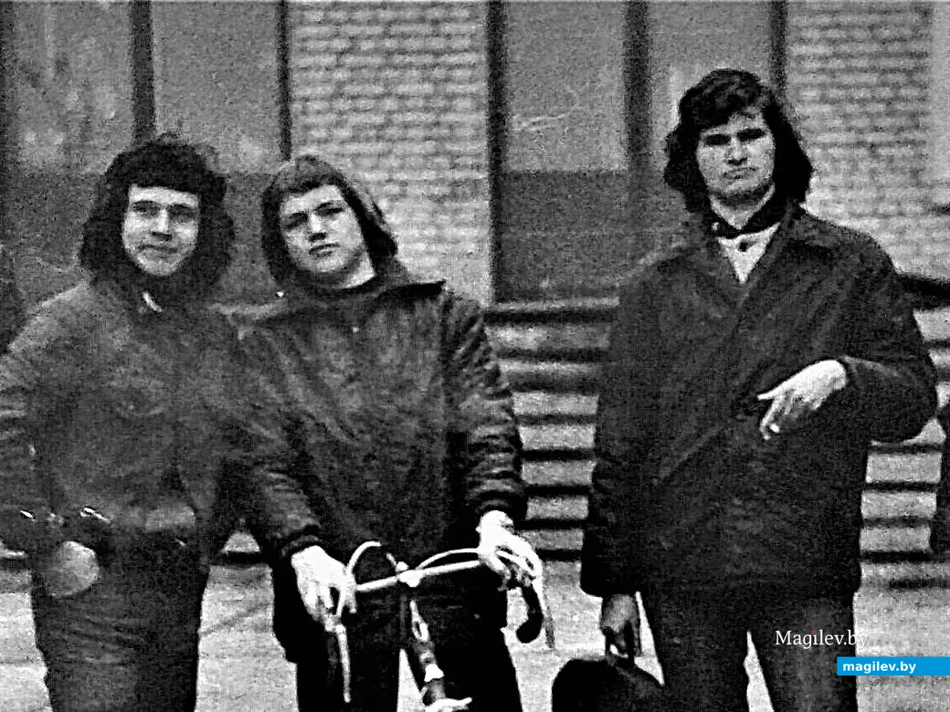 1970-е годы, Могилев. Валера Козлов (в центре) с друзьями.