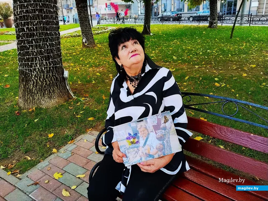 30.09.2026, Могилев. Татьяна в Театральном скверике у дерева, названного именем Валерки Козлова: я
