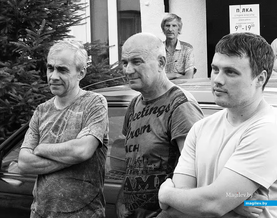 1.08.2017,  Могилев, двор Алика Кузькина. Александр Сташкевич (слева) на тусовке могилевских 