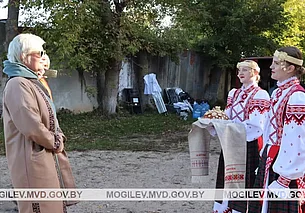 Съемочную группу сериала «Слово офицера» в Бобруйске встречали караваем и сюрпризом от ГАИ