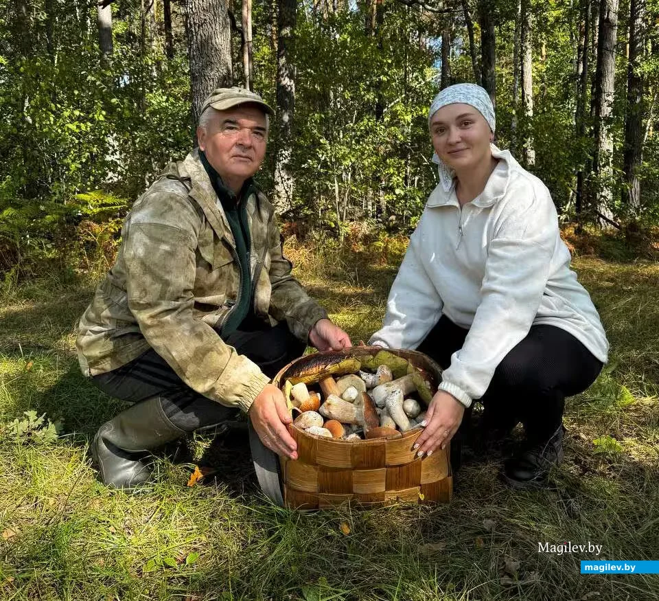 Анастасии Лукомская из Гомеля и ее отец Григорий Иванович Борисовец в деревне Боровое