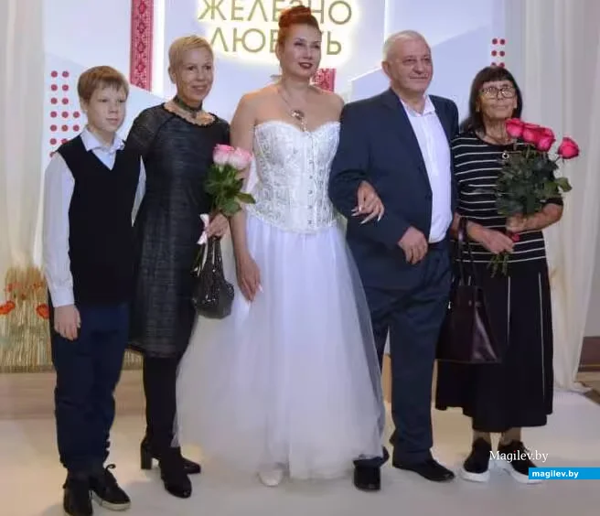   Анна Продан (вторая слева) на свадьбе двоюродного брата.  