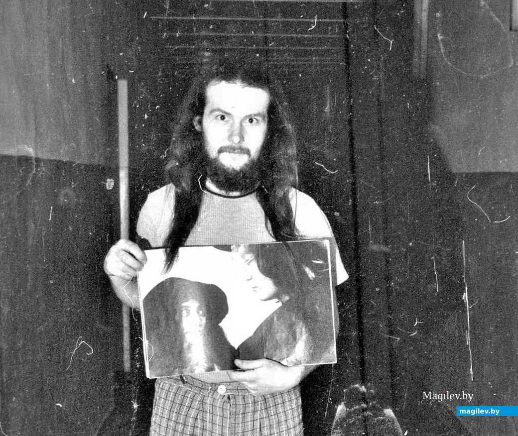 1970-е, Могилев. Паша с книгой о Джоне Ленноне и Йоко Оно. Кстати, у Паши сегодня, 9 октября, тоже