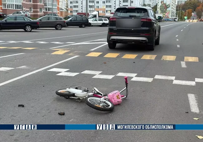 На улице Фатина в Могилеве 7-летняя девочка на велосипеде попала под колеса автомобиля