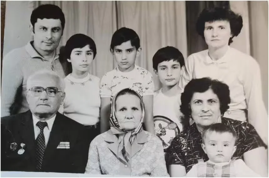 Любовь Ивановна, Александр Александрович Егиазаровы с родителями и детьми. В центре мама