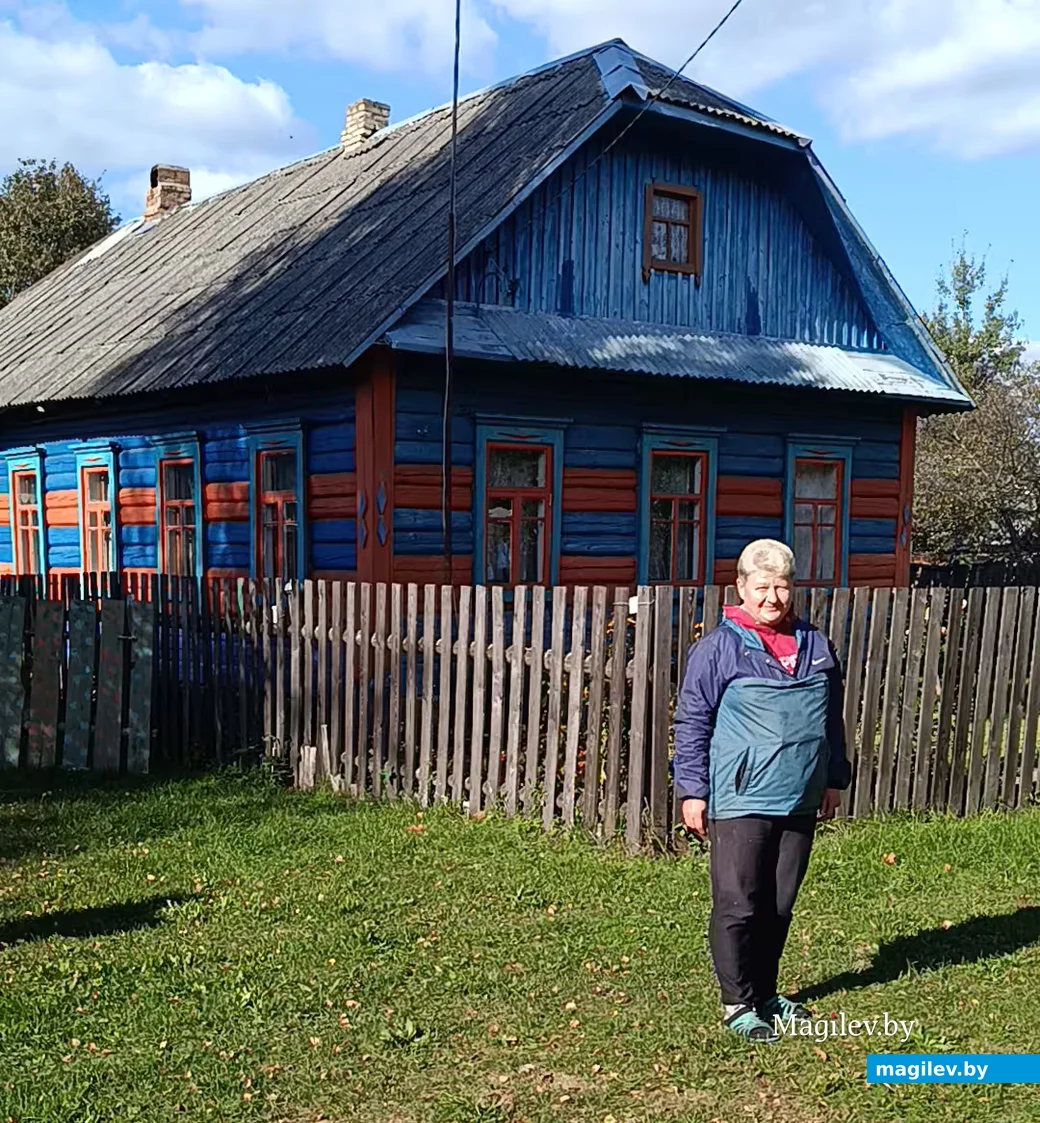  Кастрычнік 2026 г. Вёска Прыварацце Глускі раён. Мясцовая жыхарка Марыя каля бацькоўскай хаты.