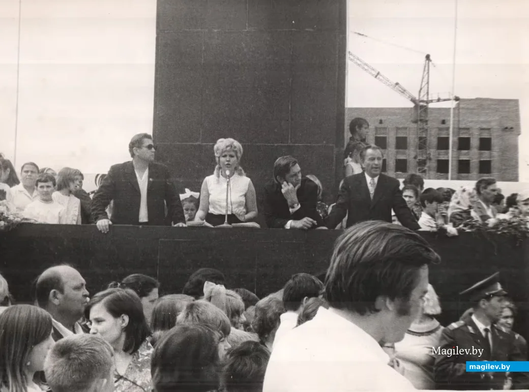 1974 год. Площадь Ленина. Георгий Шароваров- на трибуне первый слева.  На заднем плане-