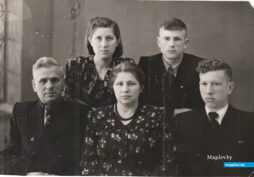  1954 год. Георгий Шароваров (нижний ряд первый справа) с родителями, братом и сестрой.