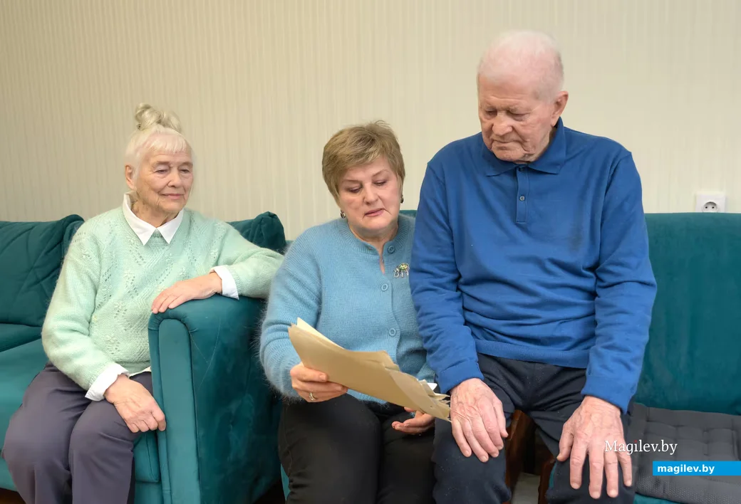 11.02.2026. Бобруйск. Нина Михайловна, Георгий Федорович Шароваровы и их дочь Елена Георгиевна.