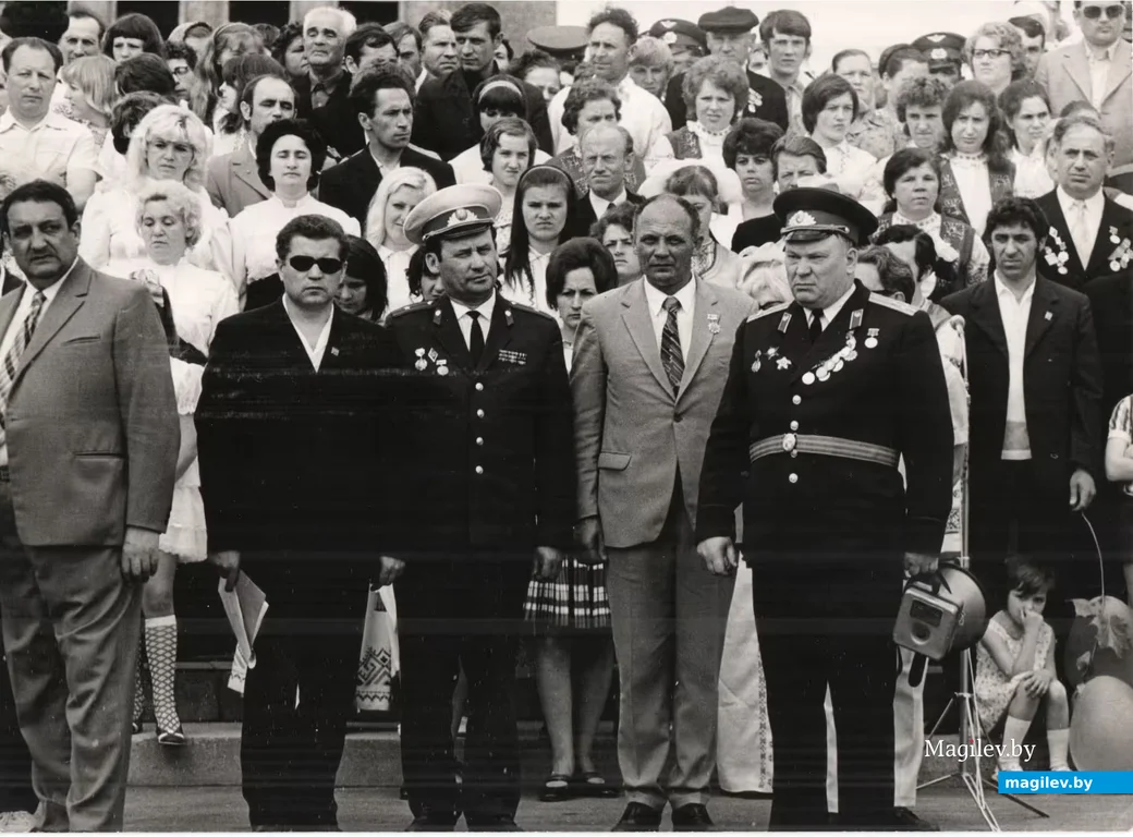 Площадь Ленина, 1970-е. Слева направо: Плоткин М.И.-руководитель сводного хора, Шароваров Г.Ф., 