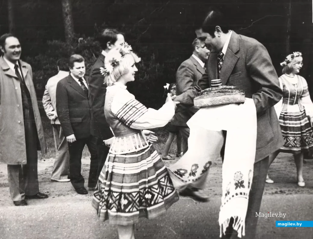1970-е. Встреча болгарской делегации. Георгий Шароваров-второй слева.  Хлебом-солью встречают