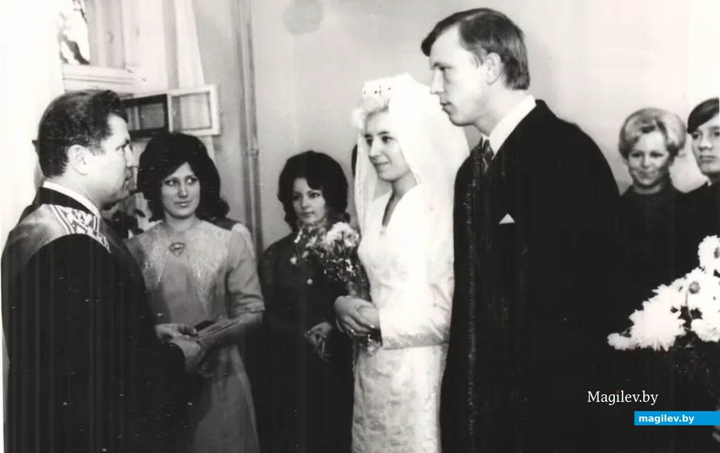 1973 год. Георгий Шароваров, как депутат горсовета, поздравляет молодоженов в новом здании