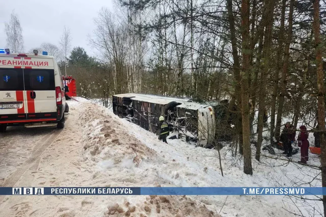 14 февраля 2026 года. В Логойском районе автобус DAF съехал в кювет и опрокинулся. Фото: МВД