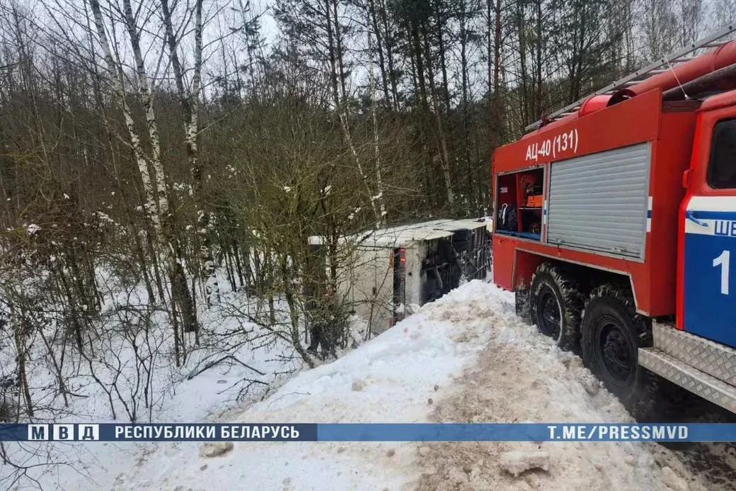 14 февраля 2026 года. В Логойском районе автобус DAF съехал в кювет и опрокинулся. Фото: МВД