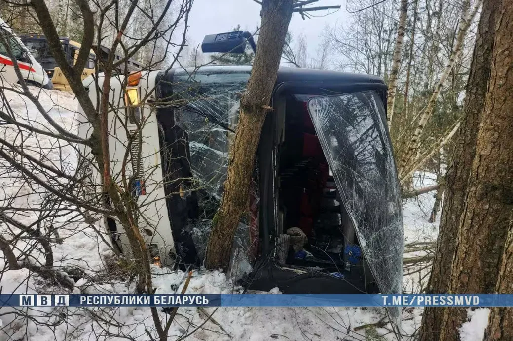 14 февраля 2026 года. В Логойском районе автобус DAF съехал в кювет и опрокинулся. Фото: МВД