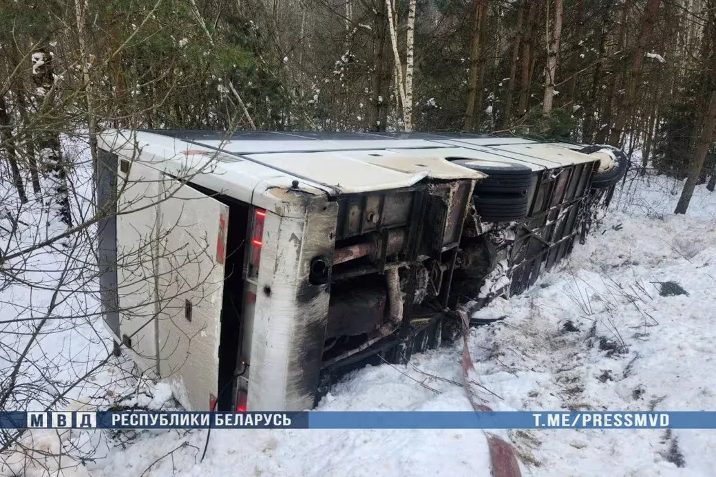 14 февраля 2026 года. В Логойском районе автобус DAF съехал в кювет и опрокинулся. Фото: МВД