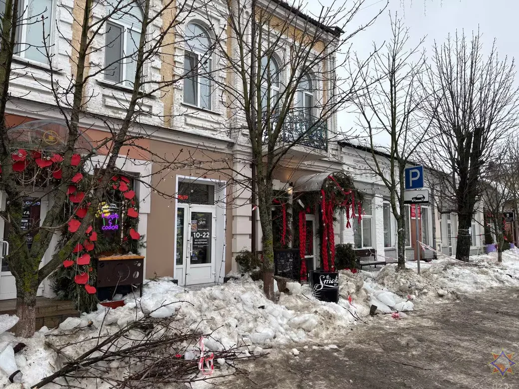 14 февраля 2026 года. На улице Социалистической в Бобруйске в результате падения снега с кровли