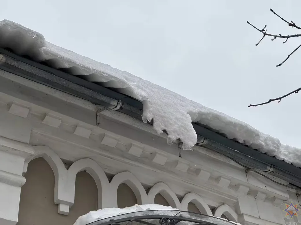 14 февраля 2026 года. На улице Социалистической в Бобруйске в результате падения снега с кровли