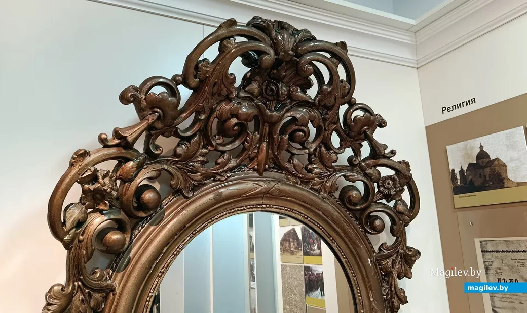 Февраль 2026 г. Старинное зеркало с интересной историей. Экспонат Глусского музея. Вверху на