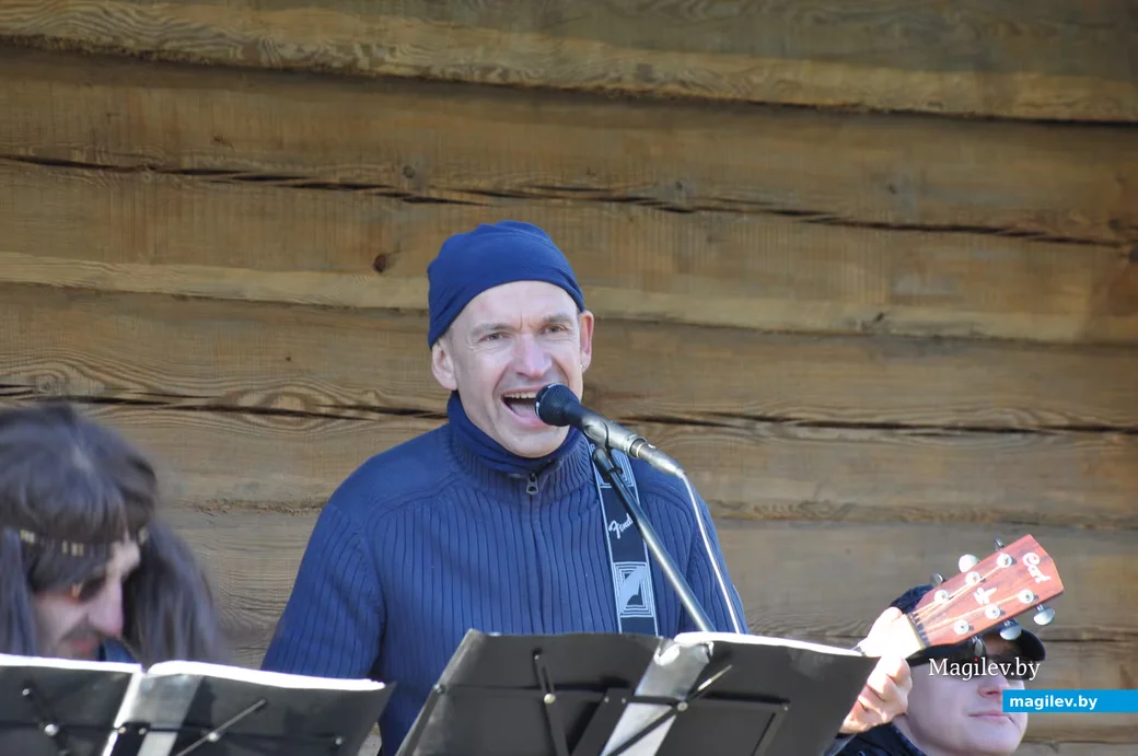 Играет и поет Сергей Коноплев.  