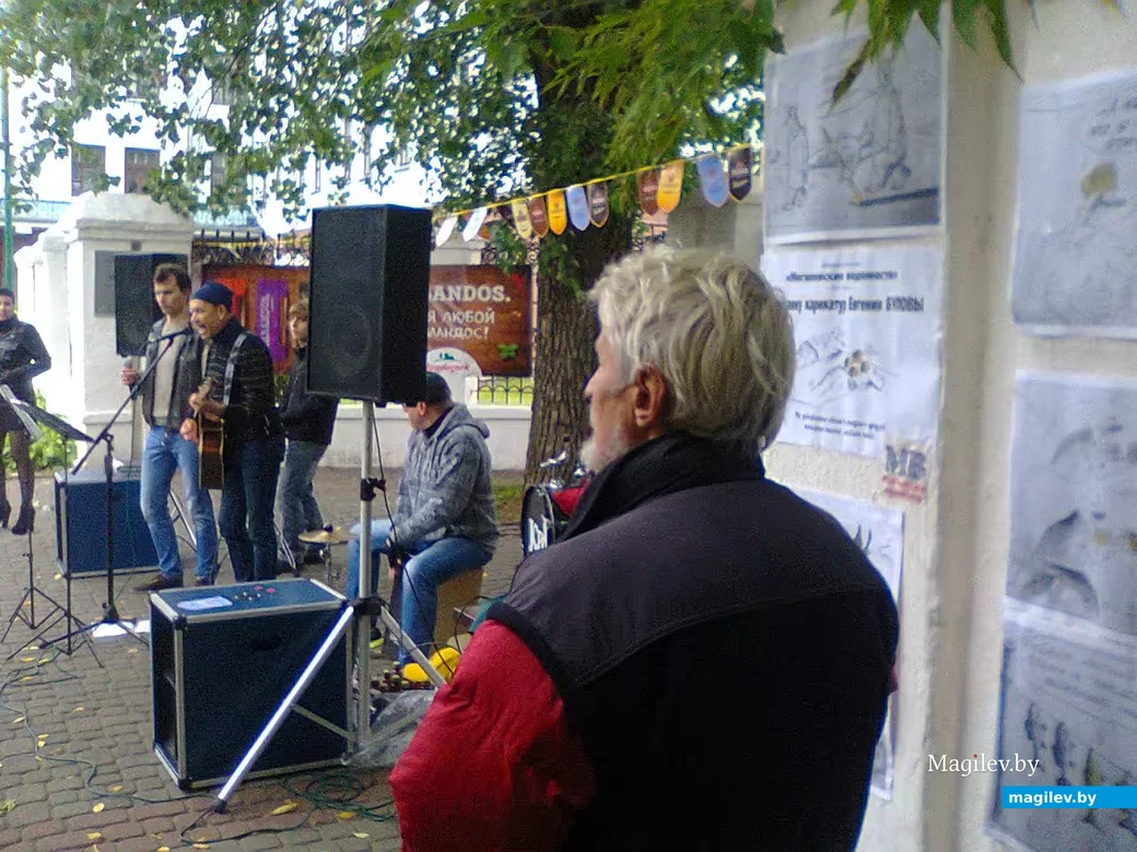 Играет и поет Сергей Коноплев.  