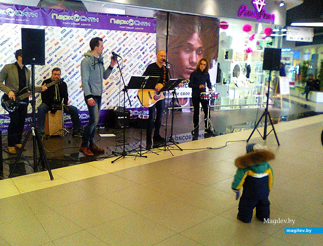 Играет и поет Сергей Коноплев. 