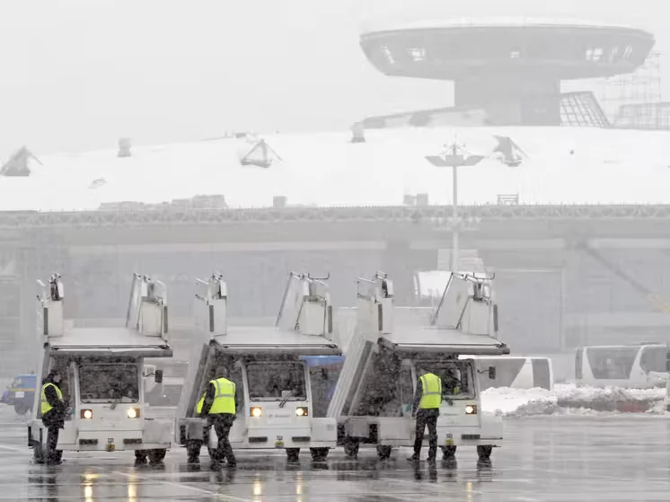 Мощный снегопад в Москве повлиял на работу столичных аэропортов. Фото: mk.ru.