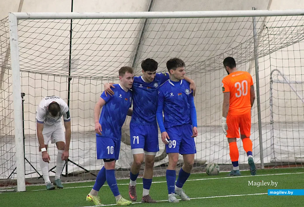  18.02.2026, Могилев. Фрагмент игры «Днепр-Могилев»  – «Слуцк» (в белом).