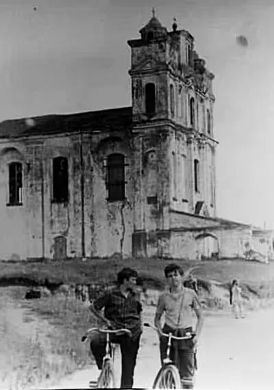  1971-й год, дер. Княжицы. Ростислав Пилиховский с товарищем у собора Святого Антония.