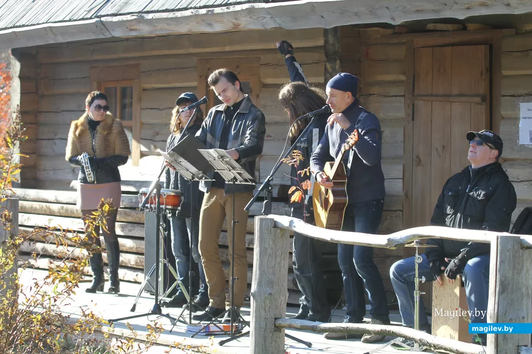 2014 год, Могилев. Этнографический комплекс «Зеленая роща», «Драник-фест». Выступает группа