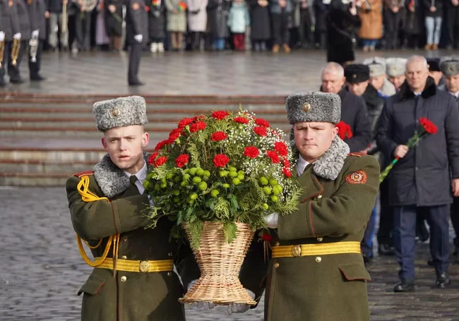Торжественное возложение цветов состоялось на площади Славы в Могилеве 23 февраля