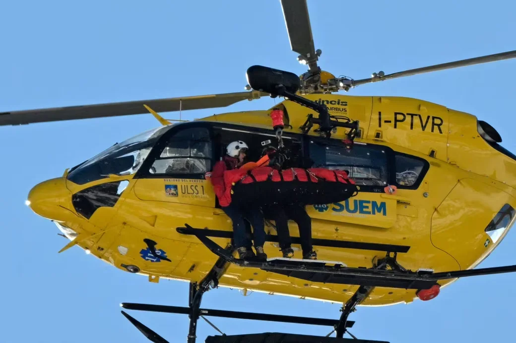 8.02.2026, Олимпийские игры. Эвакуация пострадавших с трассы скоростного спуска. Фото AFP 