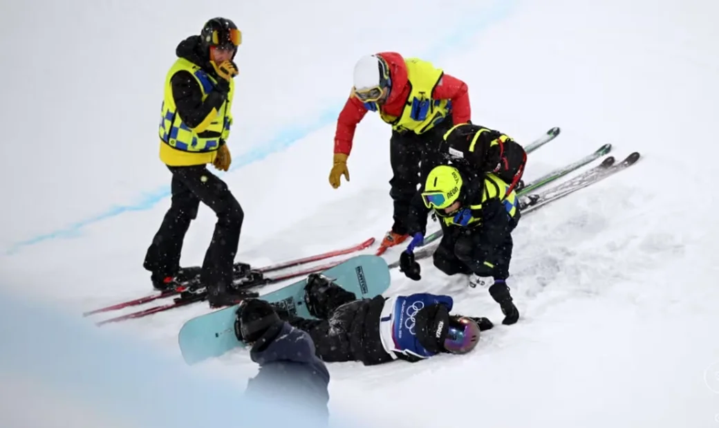 11.02.2026, Олимпийские игры. Чой Гаон (Корея) нуждается в помощи медиков... 