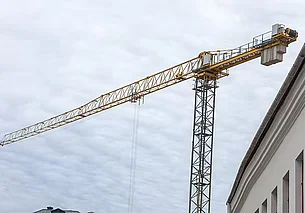 В Кировском районе строитель упал с высоты и получил тяжелые травмы