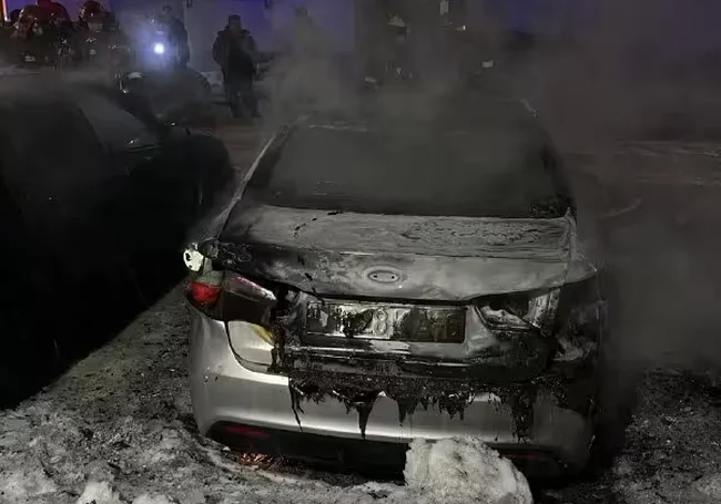 Автомобиль горел ночью на Алтайской в Могилеве: огонь перекинулся на соседние машины