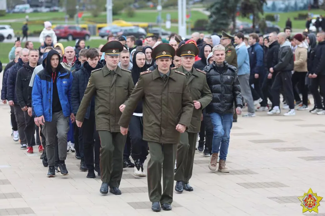 оржественные проводы призывников в Вооруженные Силы Республики Беларусь. Иллюстративное