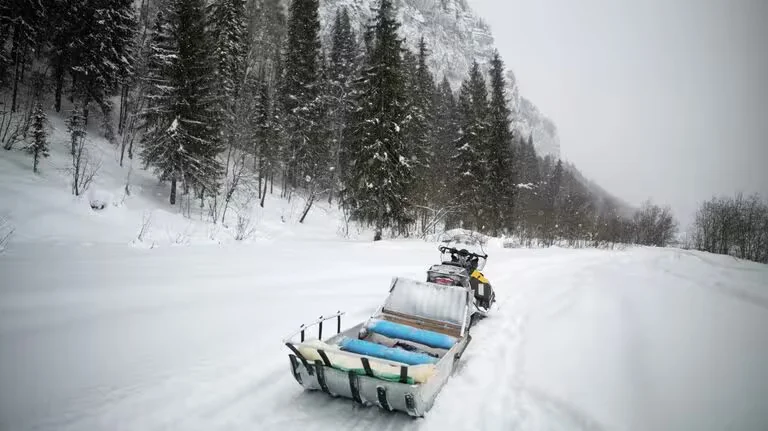  Снегоход по дороге на гору Полюдов камень в Пермском крае. Архивное фото РИА Новости.